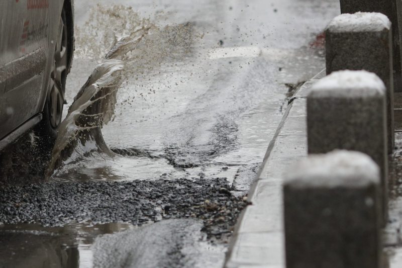 VIDEO Trei șoferi, trei pene de cauciuc succesive în același loc din București. Unul dintre ei a filmat scena