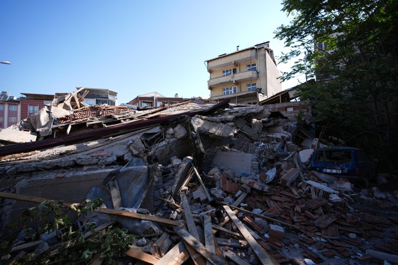 VIDEO Un cutremur cu magnitudinea de 6,1 a lovit Turcia. Mai multe clădiri s-au prăbușit