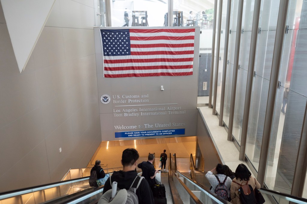 Controlul de frontieră din cadrul aeroportului internațional Tom Bradley din Los Angeles. Foto: Taidgh Barron / Zuma Press / Profimedia