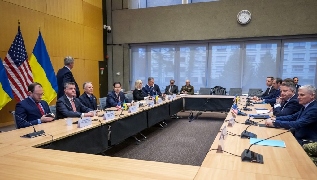 Secretarul de stat american Marco Rubio și trimisul special al SUA Steve Witkovv, alături de delegația ucraineană, la ambasada SUA din Geneva Foto: Profimedia