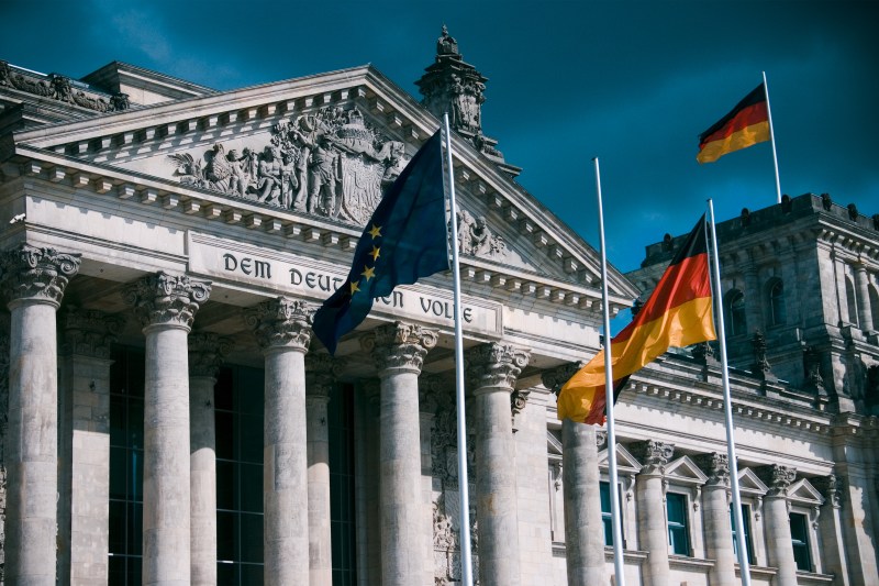 AfD, acuzat în parlamentul german că adăpostește „o celulă latentă loială Rusiei”. Replica partidului de extremă dreapta: „Cartea «nazismului» nu mai funcționează”