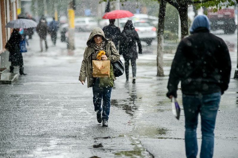 Anunț de ultimă oră de la meteorologi: Ploile se extind în toată țara, vremea se răcește semnificativ / Unde o să fie lapoviță și ninsoare