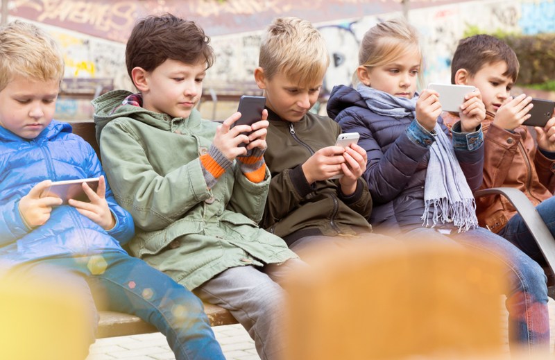 Tăcerea copiilor din era digitală: fiecare în conversația lui. Astăzi, copiii nu se mai pierd în parc. Se pierd în online. FOTO: Shutterstock