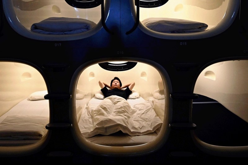 De ce hotelurile-capsulă se răspândesc în marile orașe ale lumii. Un concept apărut în Japonia pentru cazarea funcționarilor epuizați de muncă
