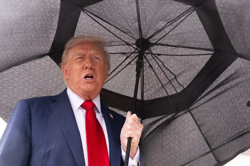 Donald Trump jignește din nou o jurnalistă: „Pui întrebări doar pentru că ești o persoană proastă”