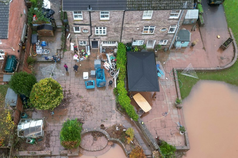 FOTO / VIDEO Furtuna Claudia a provocat inundații majore în Marea Britanie. Trafic paralizat și avertismente de inundații severe