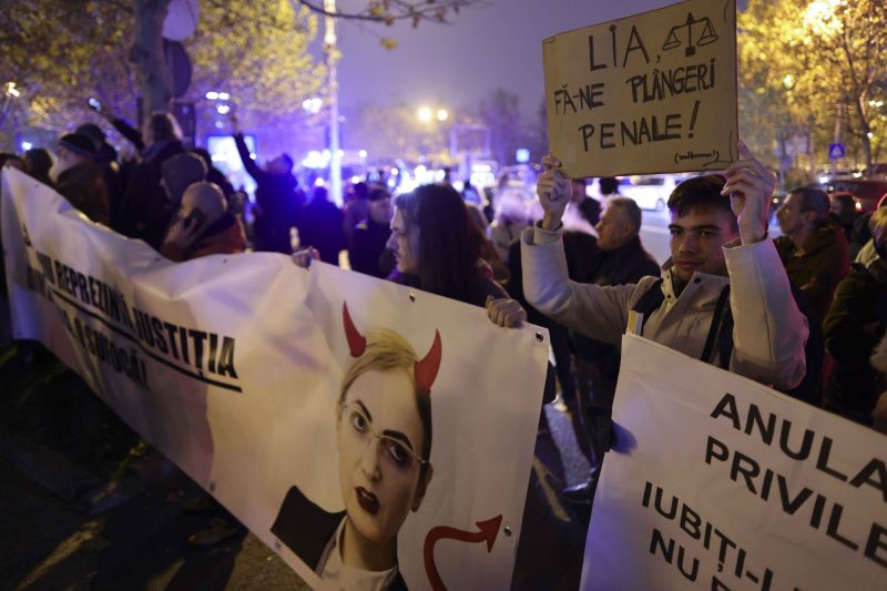 FOTO / VIDEO Protest împotriva Liei Savonea, în fața Înaltei Curți: „Afară, afară, ești mult prea specială!”, „Lie, lie, ciocârlie, cum îi scapi de pușcărie”