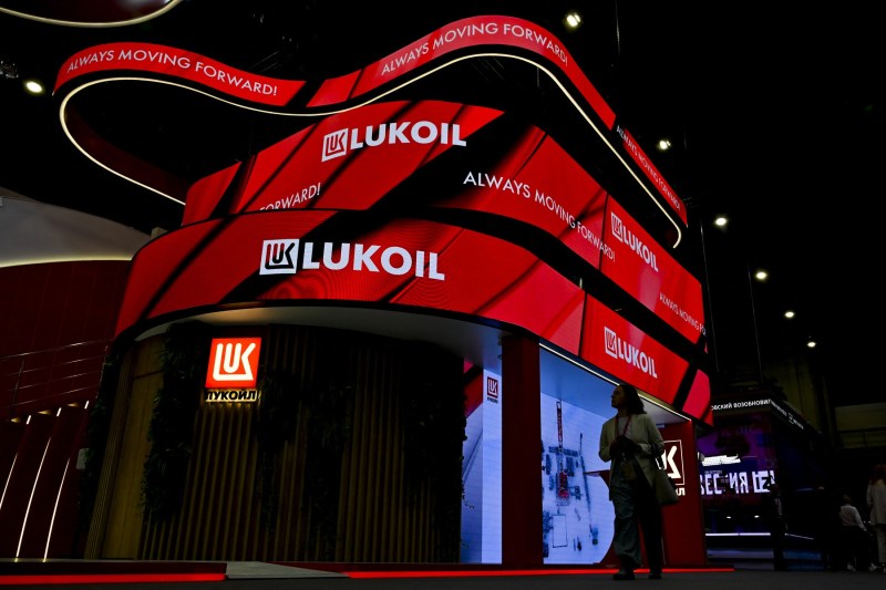 Gunvor nu mai cumpără activele Lukoil din străinătate. SUA au transmis că nu vor aproba niciodată un acord cu „marioneta Kremlinului” / Ce se întâmplă cu rafinăria Petrotel şi benzinăriilor Lukoil din România