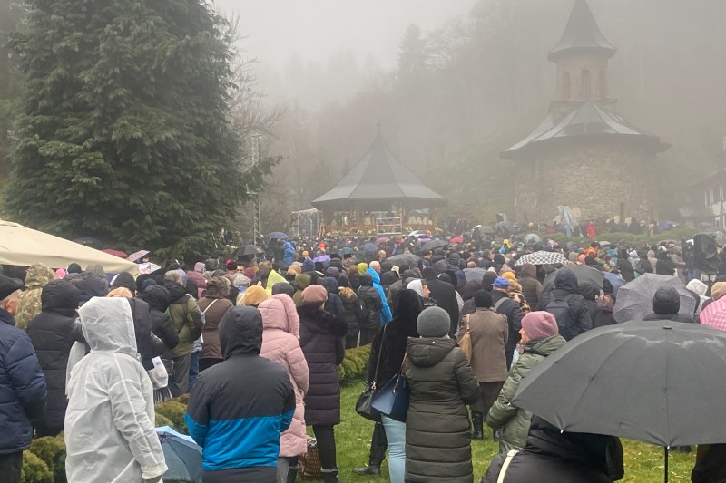 Mai mulţi pelerini care fost la canonizarea lui Arsenie Boca au solicitat ajutor medical. Două persoane, transportate la spital