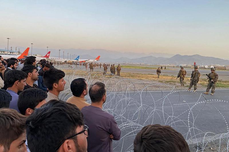 afgani si militari americani despariti de sarma ghimpata pe aeroportul din Kabul, Foto: SHAKIB RAHMANI / Profimedia Images