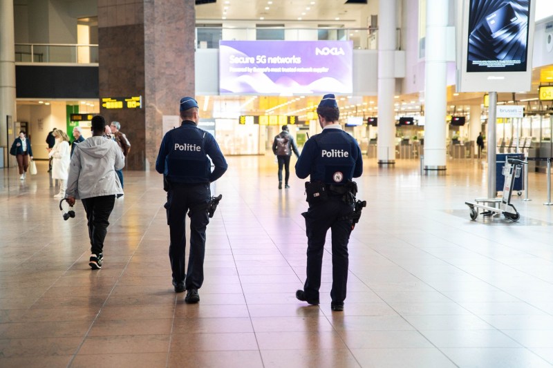 Patru polițiști din Bruxelles, ținta unui bărbat care a vrut să intre în ei cu mașina. Automobilul a lovit și un vehicul al poliției