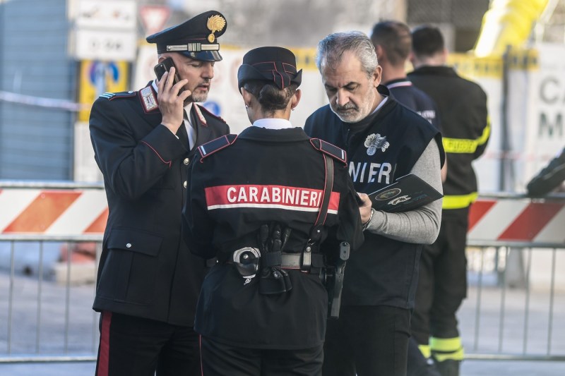 Români din Italia acuzați de escrocherii cu mașini second-hand  / Crabinierii le-au confiscat vile și mașini de milioane de euro