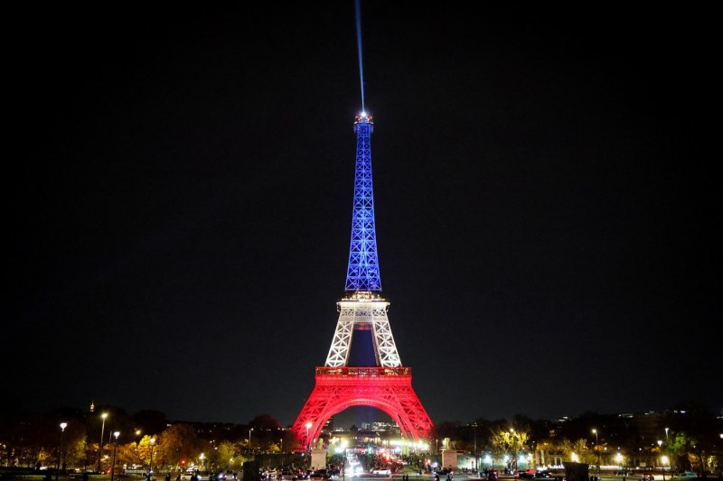 Turnul Eiffel, luminat în culorile drapelului francez pentru a marca 10 ani de la atentatele teroriste din 13 noiembrie 2015