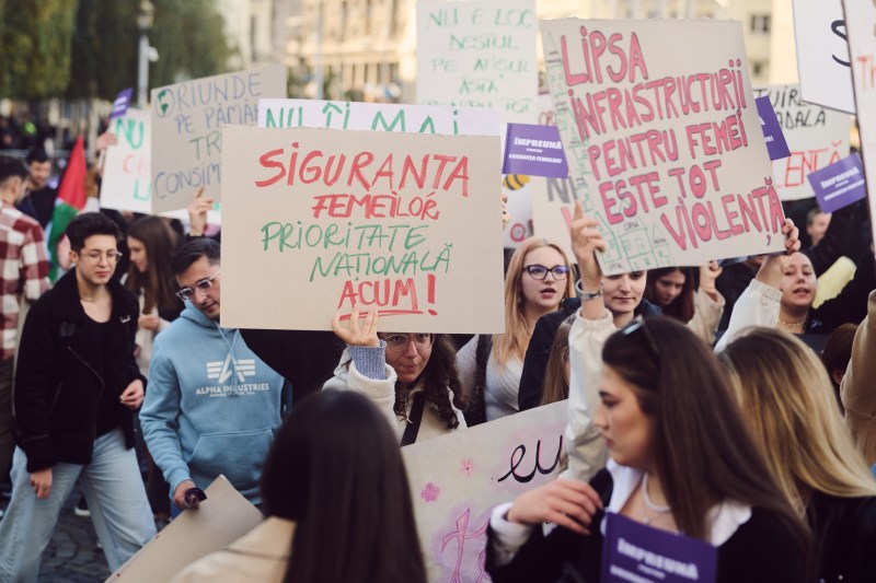 Femeile își cer dreptul de a se simți în siguranță oriunde: pe stradă, în baruri, când ies în oraș cu prietenii: FOTO: Marșul solidarității/ Pagina de Facebooc Centrul FILIA
