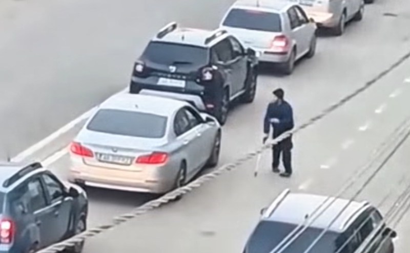 VIDEO Imagini cu un bărbat care se „vindecă” brusc la un semafor. „Haideţi să nu mai hrănim teatrul ieftin!”