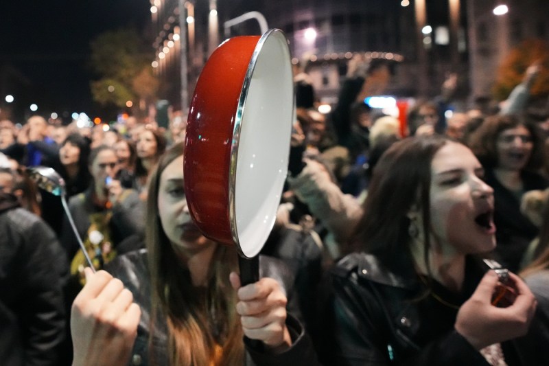 VIDEO Manifestații rivale în Belgrad în aceeași seară. Susținătorii guvernului s-au adunat la parlament, nu departe de protestatarii anti-Vucic