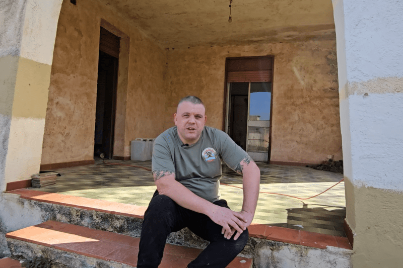 VIDEO Un britanic și-a cumpărat casa de vis pe o insulă italiană pentru 21.500 de euro