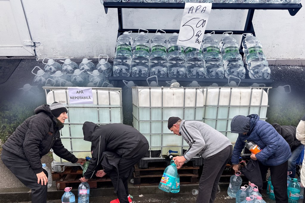 Locuitorii din Câmpina alimentează cu apă menajeră. Foto: Ștefania Gheorghe / Hotnews