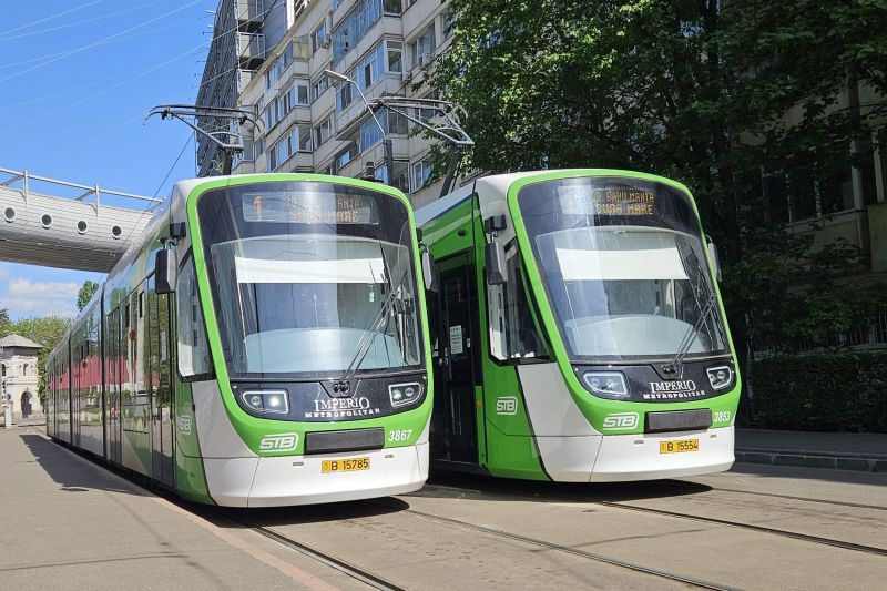 Două tramvaie s-au ciocnit într-o intersecție din Bucureşti. Un copil a ajuns la spital