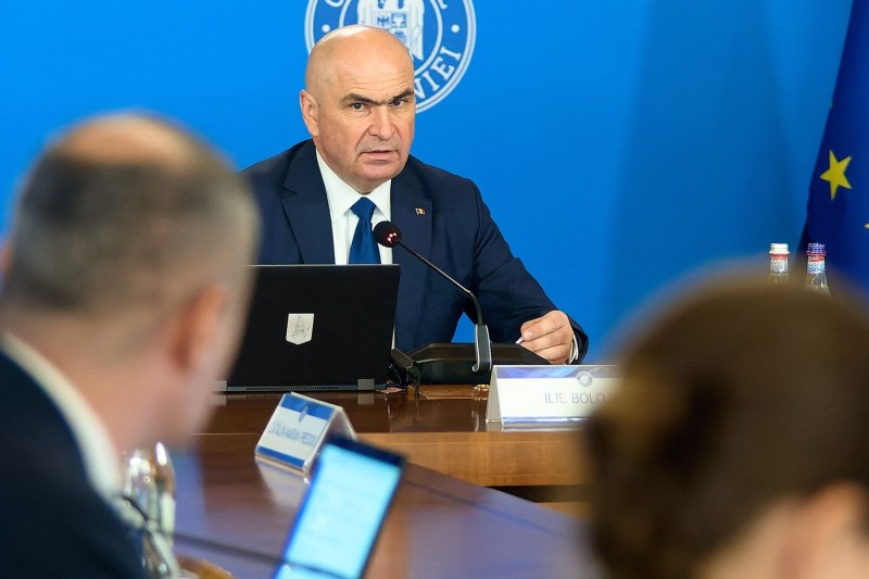 EXCLUSIV FOTO Cadou special de la Bolojan. Înainte de Crăciun, a dat fiecărui ministru un „babka” de la Oradea