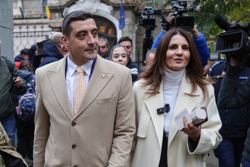 George Simion o însoțește pe Anca Alexandrescu la depunerea dosarului de candidatură pentru funcția de primar al Capitalei, 14 noiembrie 2025. Inquam Photos / Octav Ganea