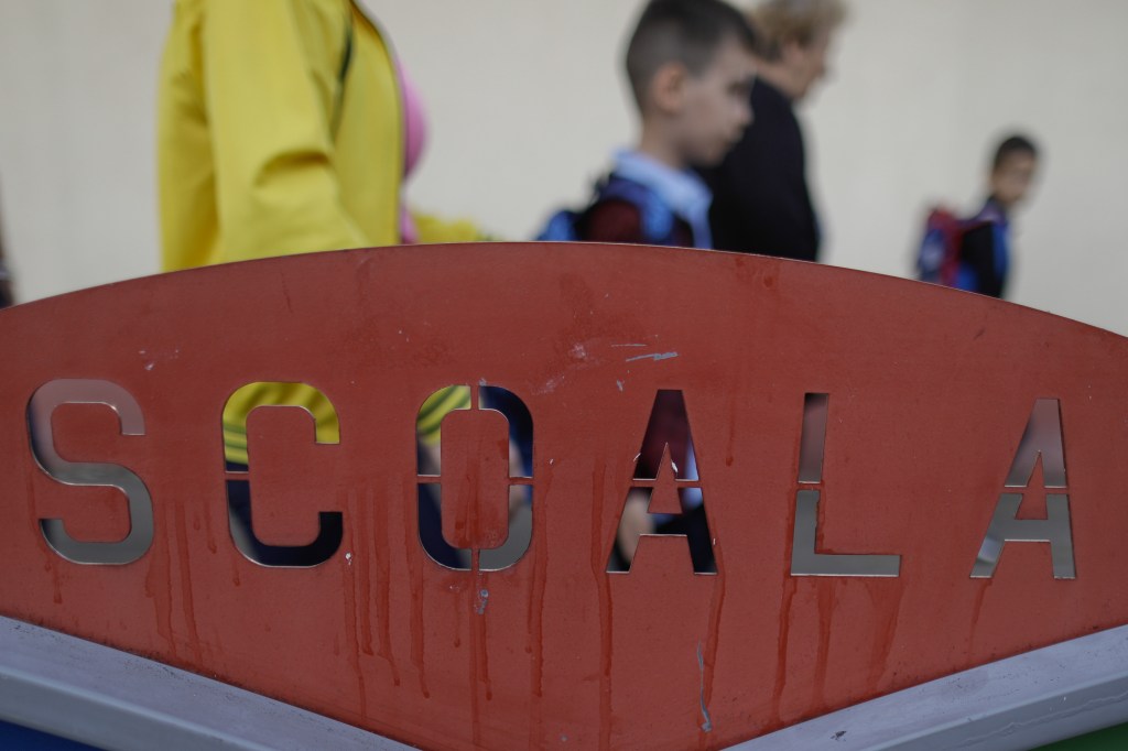 Elevi în drum spre școală. Inquam Photos / Octav Ganea