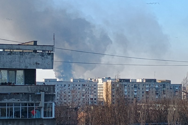 Incendiu puternic în București, coloane de fum, mesaj Ro-Alert pentru locuitori. Zeci de pompieri intervin acum