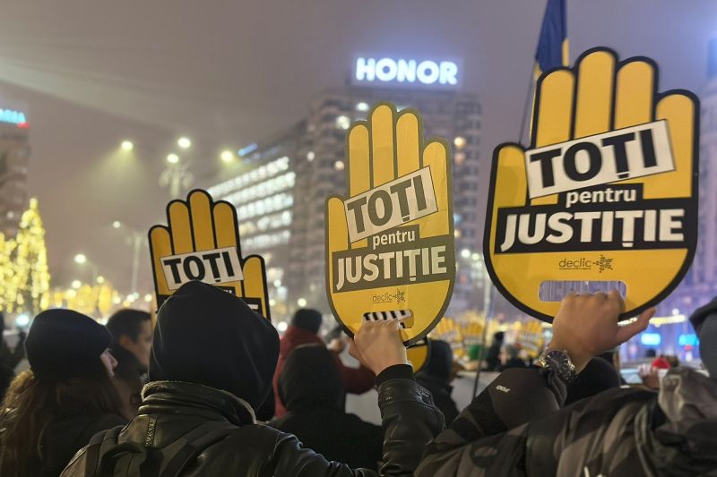 LIVE A șasea manifestație pentru reforma justiției are loc acum în Piața Victoriei: „Bolojan, te sună România” – VIDEO