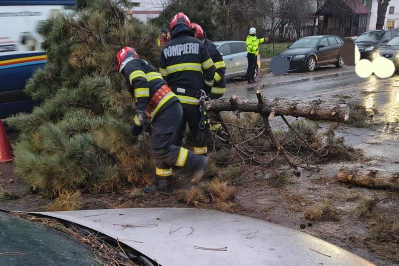 Intervenții ale pompierilor în județele afectate de viscol. Foto: IGSU