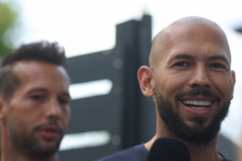 Premierul Marii Britanii, presat să obţină extrădarea lui Andrew Tate. „Faptul că i se permite să cutreiere liber este un afront la adresa justiţiei”