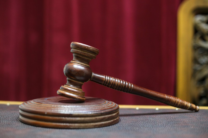 Trafic de influență pentru angajări în Poliție și la Pompieri. Un bărbat din Arad a fost trimis în judecată