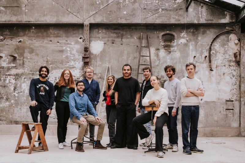 Un fost CEO Google contribuie la finanțarea și lansarea unui startup AI francez specializat în voci sintetice