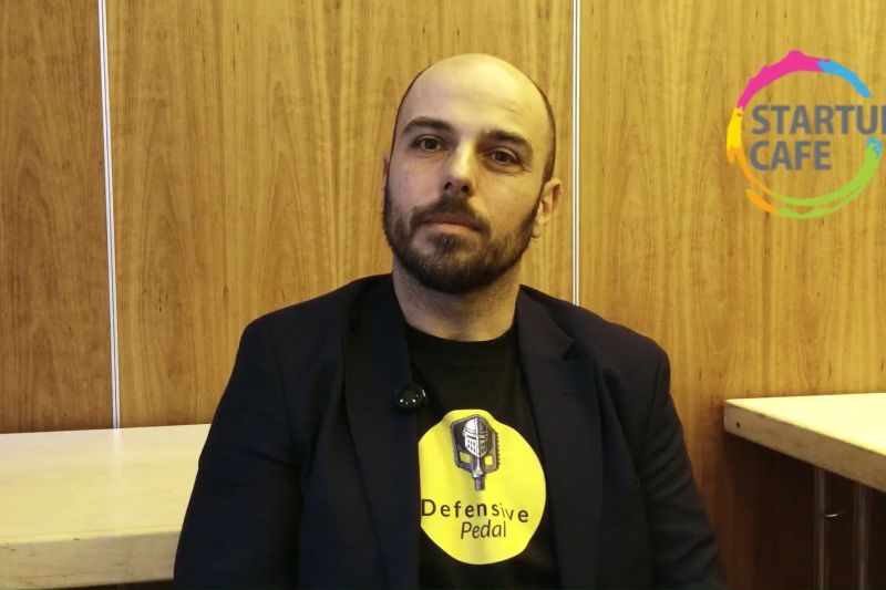 VIDEO. „Am fost ciclist 15 ani în București, dar n-am convins pe nimeni să meargă cu bicicleta”. Victor încearcă să reducă riscurile pentru bicicliști, cu aplicația Defensive Pedal.