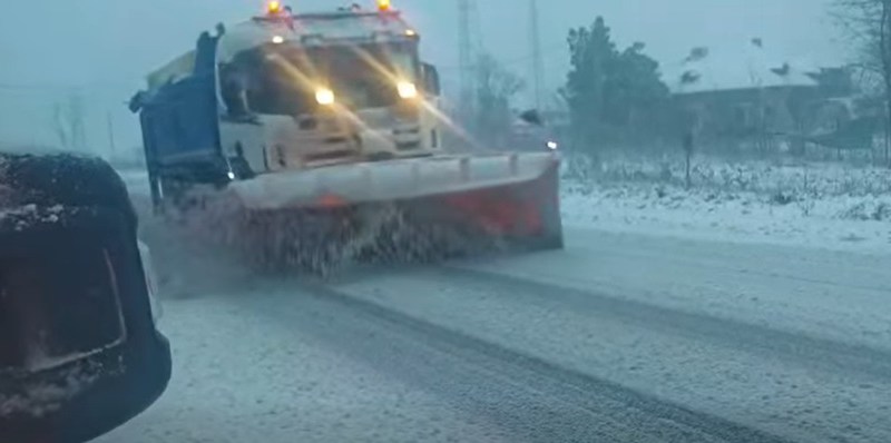VIDEO Autoritățile intervin pe mai multe drumuri, unde ninsoarea și viscolul „îngreunează acțiunile de deszăpezire”