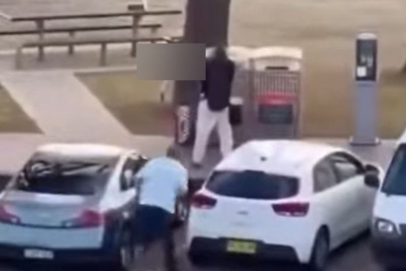 VIDEO Imagini dramatice de la atacul mortal din Sydney. Momentul în care un bărbat îl confruntă pe unul dintre atacatori și îl dezarmează