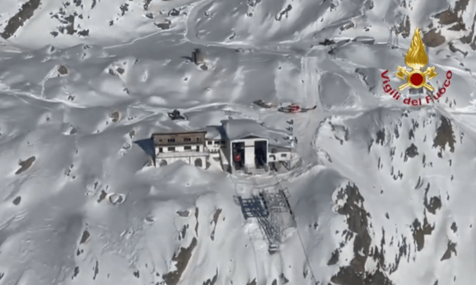 VIDEO Zeci de oameni au rămas blocați la 3.000 de metri altitudine, pe un munte din Italia, într-un accident de telecabină