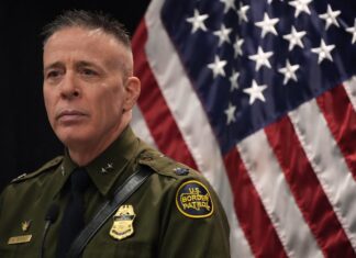 Cine este Greg Bovino, devenit imaginea luptei lui Donald Trump contra migranților. Poartă o manta controversată și preferă tactica „turn and burn”