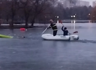 Pompierii din București au salvat un tânăr care a căzut într-un lac înghețat în timp ce încerca să scoată din apă un câine – VIDEO