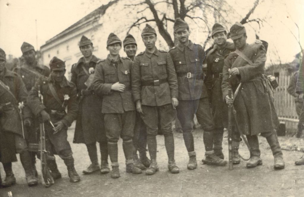 Soldați români în timpul eliberării localității cehoslovace Valašské Klobouky, 2 mai 1945. Foto: Josef Odehnal