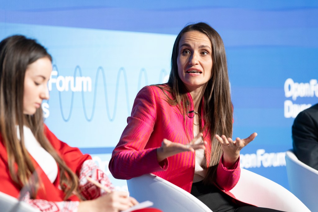Oana Țoiu la forumul de la Davos, 21 ianuarie 2026. Foto: Chris Heeney / World Economic Forum.