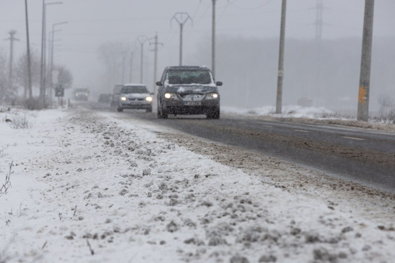 România, sub alertă de ninsori, ger și viscol: Cum se circulă după ninsori. „Până luni, stratul de zăpadă va fi de 12-15 cm în București” / Harta zonelor afectate și prognoza ANM