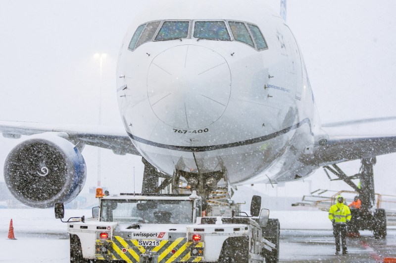 Aeroporturile din două capitale europene, închise cel puțin până marți la prânz din cauza gerului / Probleme mari și pe un alt aeroport