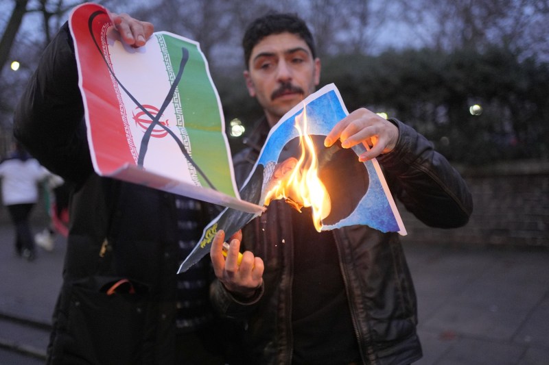 Ambasada Marii Britanii din Teheran, închisă temporar. Mai multe state europene își îndeamnă cetățenii să părăsească țara