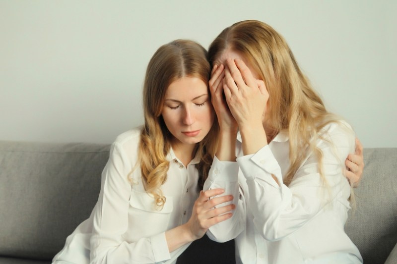 Cum e să fii copil, să-ți alini părintele și să simți că tu ții casa în picioare. Parentificarea, trauma invizibilă a „copiilor cuminți”