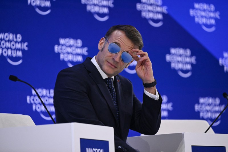 „Efectul wow”, de pe bursă, după ce Macron a purtat ochelarii desprinși din „Top Gun”. Acțiunile producătorului au explodat