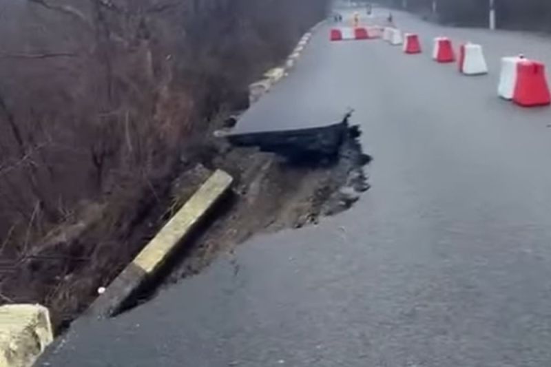 FOTO Drum județean prăbușit în Câmpina, după o alunecare de teren. Imagini cu șoseaua înghițită de pământ și explicația autorităților