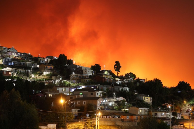 FOTO Stare de catastrofă în Chile, în urma incendiilor devastatoare. Zeci de mii de oameni au fost evacuați
