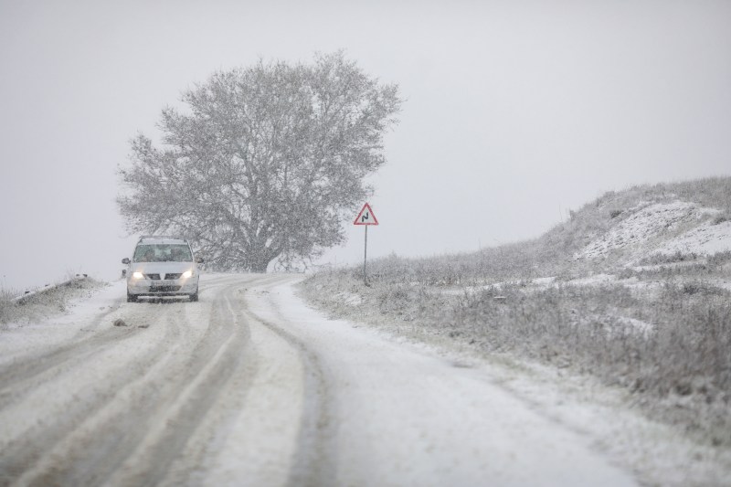 Noi avertizări de vreme rea. Cod galben de ger, ninsori și polei în peste jumătate de țară / Harta zonelor vizate