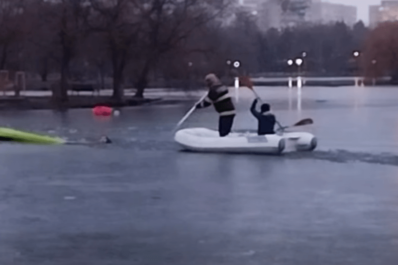 Pompierii din București au salvat un tânăr care a căzut într-un lac înghețat în timp ce încerca să scoată din apă un câine – VIDEO
