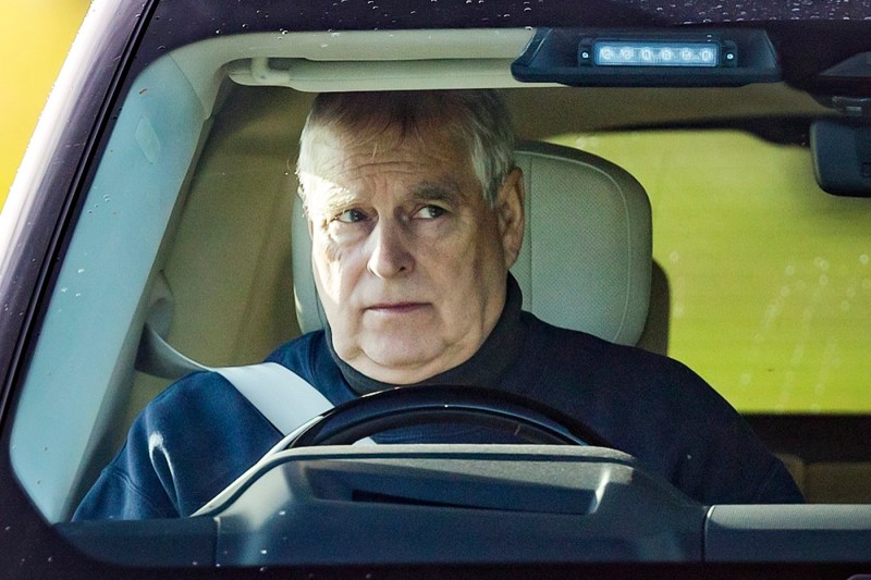 Prințul decăzut Andrew, din nou în dosarele Epstein. Imagini recent publicate îl arată în patru labe deasupra unei femei – FOTO